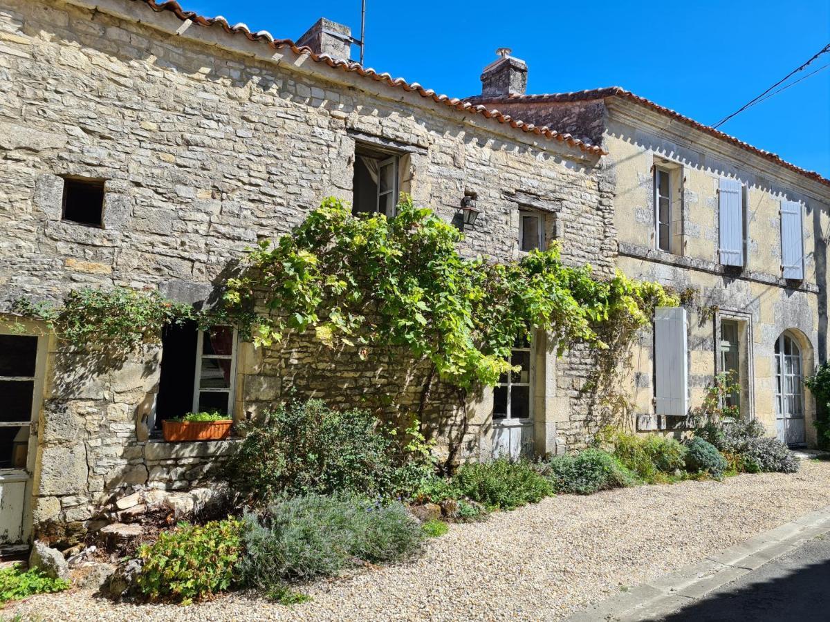 La Maison Du Commandeur Maine-de-Boixe Luaran gambar